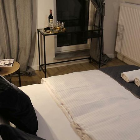 Concept Red Apartment Krakow Ngoại thất bức ảnh